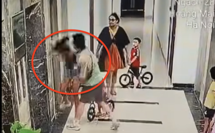 Người đàn ông hành hung phụ nữ tại sảnh thang máy chung cư. Ảnh: Cắt từ clip. Anh 1.png