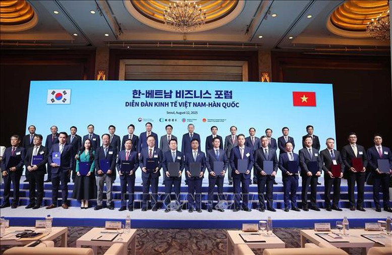 Tổng bí thư Tô Lâm và Thủ tướng Hàn Quốc Kim Min Seok chứng kiến các đơn vị, doanh nghiệp trao thoả thuận hợp tác. Ảnh: TTXVN. Anh 1.jpg