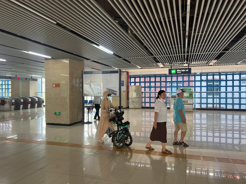Hành khách mang xe đạp điện gấp lên tàu để tiện di chuyển những chặng tiếp theo. Ảnh: N.Trường. Anh 1.jpeg