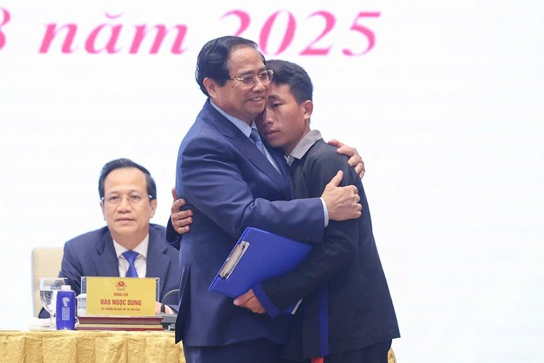 Trưởng bản Mùa A Thi không giấu được sự xúc động khi có dịp gặp gỡ Thủ tướng Phạm Minh Chính tại hội nghị. Ảnh: VGP. Anh 1.jpg