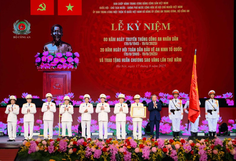 Tổng bí thư Tô Lâm trao Bằng Huân chương sao vàng lần thứ 5 tặng lực lượng Công an nhân dân. Ảnh: Bộ Công an. Anh 1.jpg