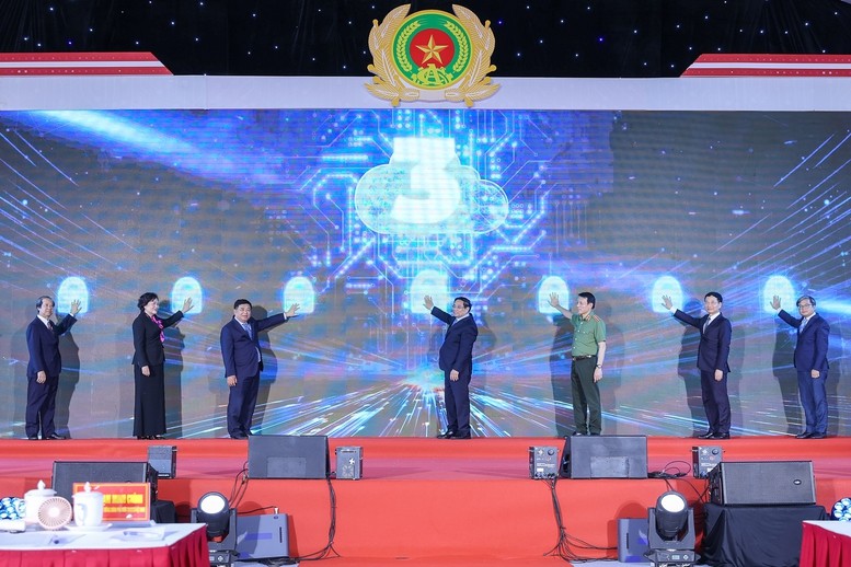 Thủ tướng và các đại biểu ấn nút khai trương Trung tâm dữ liệu quốc gia số 1. Ảnh: VGP. Anh 1.jpg
