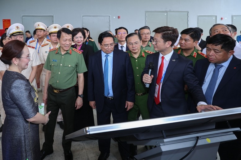 Thủ tướng và các đại biểu nghe giới thiệu về 21 nền tảng, sản phẩm số, tiện ích cốt lõi... Ảnh: VGP. Anh 1.jpg