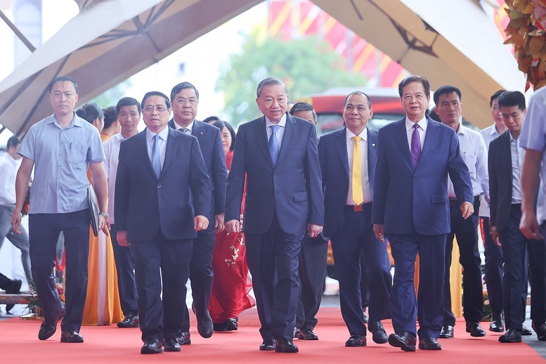 Tổng bí thư Tô Lâm, Thủ tướng Phạm Minh Chính, cùng các đại biểu tới dự lễ khởi công, khánh thành 250 công trình. Ảnh: VGP. Anh 1.jpg
