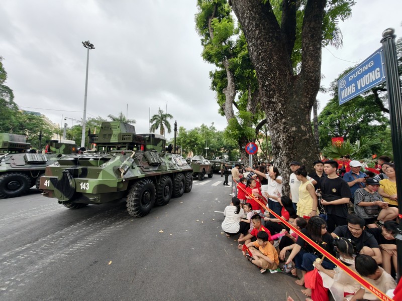 Người dân đi xem tổng hợp luyện diễu binh, diễu hành. Ảnh: A.N. Anh 1.jpg