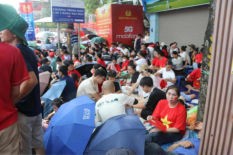 Các tuyến phố như Nguyễn Thái Học, Kim Mã, Trần Phú… cũng chật kín người. Anh 1.jpeg