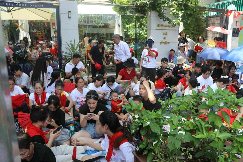 Người dân ngồi chờ giữ chỗ từ rất sớm. Anh 1.jpeg