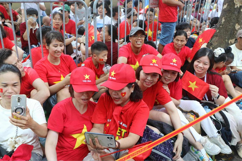Đường phố rực sắc đỏ. Anh 1.jpeg