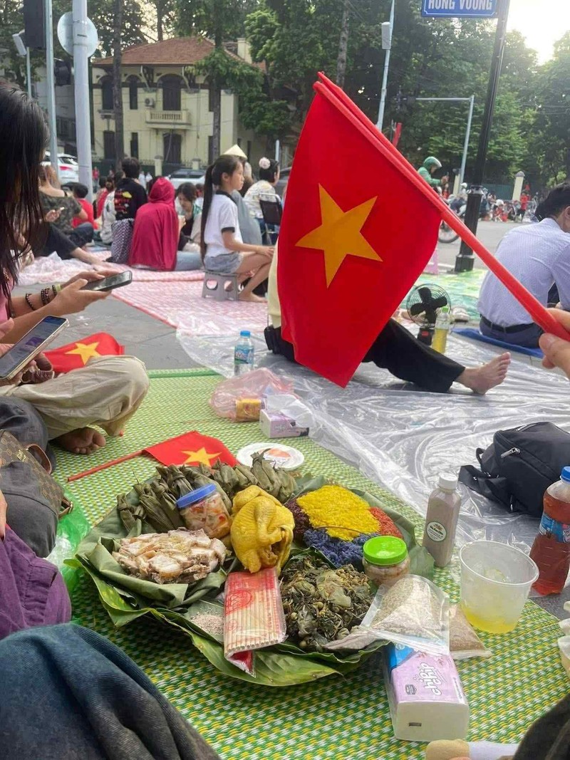 Nhiều gia đình mang theo đồ ăn, nước uống, trải bạt giữ chỗ từ sáng sớm. Ảnh: MXH. Anh 1.jpeg