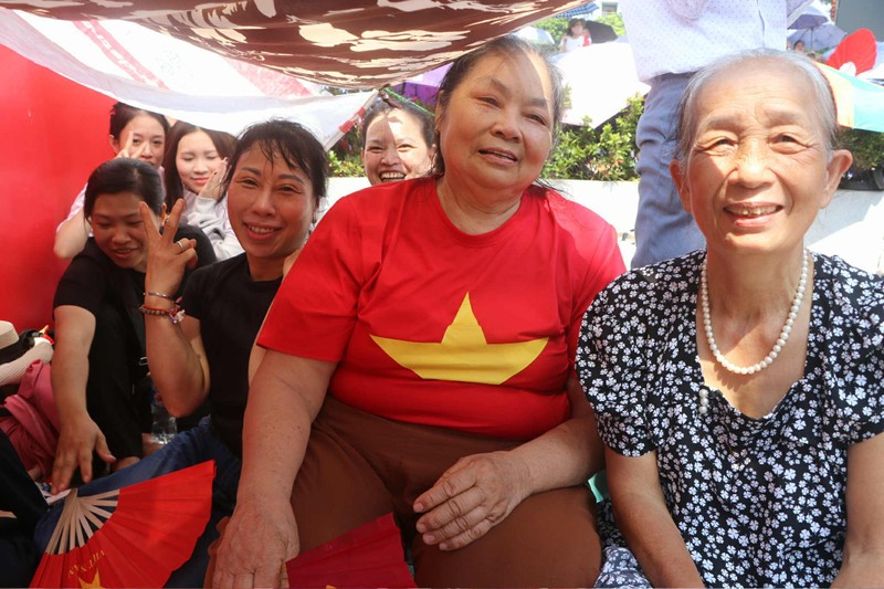 Bà Lan cùng bạn chờ xem buổi hợp luyện diễu binh, diễu hành. Anh 1.jpeg