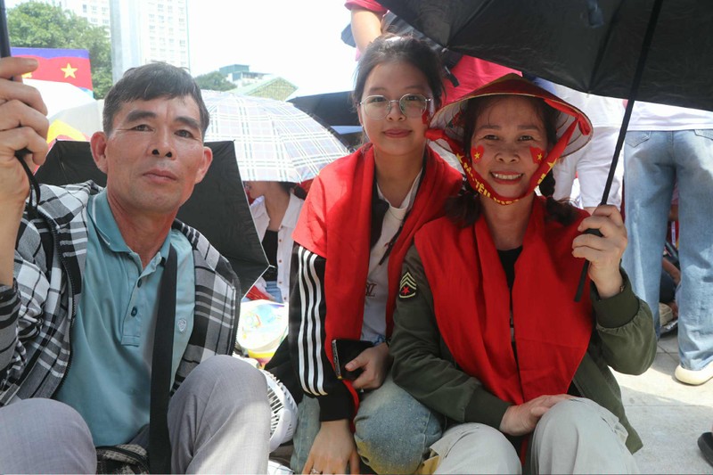 Chị Khuyên cùng gia đình đến Hà Nội từ sáng sớm. Anh 1.jpeg