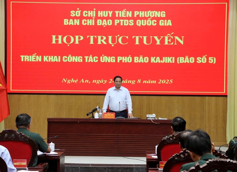 Thủ tướng Phạm Minh Chính chủ trì cuộc họp khẩn với Bí thư, Chủ tịch UBND các tỉnh từ Thanh Hóa đến Quảng Trị để triển khai công tác ứng phó với cơn bão số 5. Ảnh: VGP. Anh 1.jpg