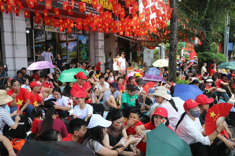Khu vực đường Nguyễn Thái Học, Hùng Vương, Quảng trường Ba Đình đông nghịt người chờ đợi xem tổng hợp luyện diễu binh, diễu hành. Anh 1.jpeg