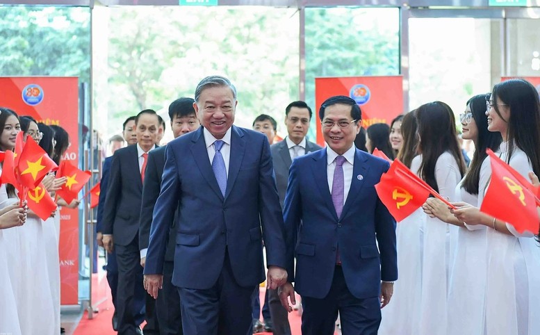 Tổng bí thư Tô Lâm và Phó Thủ tướng Chính phủ, Bộ trưởng Ngoại giao Bùi Thanh Sơn tới dự lễ kỷ niệm 80 năm thành lập ngành Ngoại giao Việt Nam. Ảnh: VGP. Anh 1.jpg