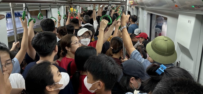 Trên những khoang tàu chật cứng, có thể bắt gặp nhiều gia đình, nhóm bạn nắm tay nhau, nói cười rộn rã. Tàu điện không chỉ là phương tiện đi lại, mà là một phần ký ức, một phần kỷ niệm của nhiều người Hà Nội về những ngày mùa thu lịch sử. Anh 1.jpeg