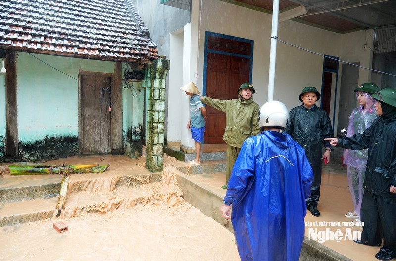 Nước lũ từ trên núi Đụn tràn xuống, mang theo bùn đất gây ngập cục bộ xóm Trường Sơn, xã Vạn An, Nghệ An. Ảnh: Báo Nghệ An. Nước lũ từ trên núi Đụn tràn xuống, mang theo bùn đất gây ngập cục bộ xóm Trường Sơn, xã Vạn An, Nghệ An. Ảnh: Báo Nghệ An.