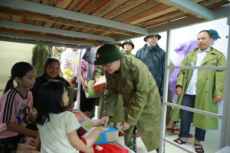 Phó Thủ tướng Trần Hồng Hà thăm hỏi, động viên người dân điểm sơ tán dân cư tránh bão số 5 tại Hà Tĩnh. Ảnh: VGP. Anh 1.jpg
