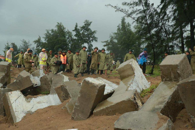 Phó Thủ tướng Trần Hồng Hà đi thị sát, kiểm tra tuyến đê biển Hội Thống (Hà Tĩnh). Ảnh: VGP. Anh 1.jpg