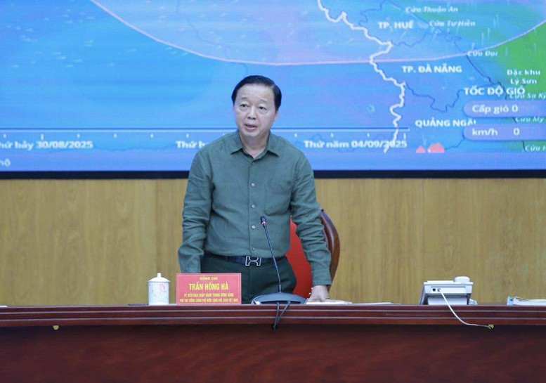 Phó Thủ tướng Trần Hồng Hà họp Ban Chỉ đạo tiền phương về ứng phó bão số 5. Ảnh: VGP. Anh 1.jpg