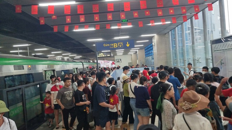 Sau khi buổi tổng duyệt kết thúc, hàng chục nghìn người dân Thủ đô đổ về ga Cát Linh, tạo nên khung cảnh đông nghịt chưa từng thấy. Lượng khách di chuyển trên tuyến Cát Linh - Hà Đông tăng kỷ lục, cho thấy sức hút của sự kiện và sự tiện lợi của phương tiện công cộng. Để đáp ứng nhu cầu tăng đột biến, Hanoi Metro đã tăng tần suất, rút ngắn thời gian chờ từ 10 phút xuống chỉ còn 6 phút một chuyến. Ngoài ra, Metro cũng đã chủ động kéo dài thời gian phục vụ thêm 2 giờ, đến 24h00 trong buổi tổng duyệt. Anh 1.jpeg