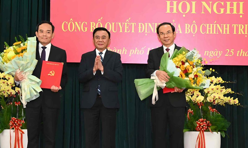 Thường trực Ban Bí thư Trần Cẩm Tú trao các quyết định, tặng hoa ông Nguyễn Văn Nên và ông Trần Lưu Quang tại hội nghị. Ảnh: Vietnamnet. Anh 1.jpeg