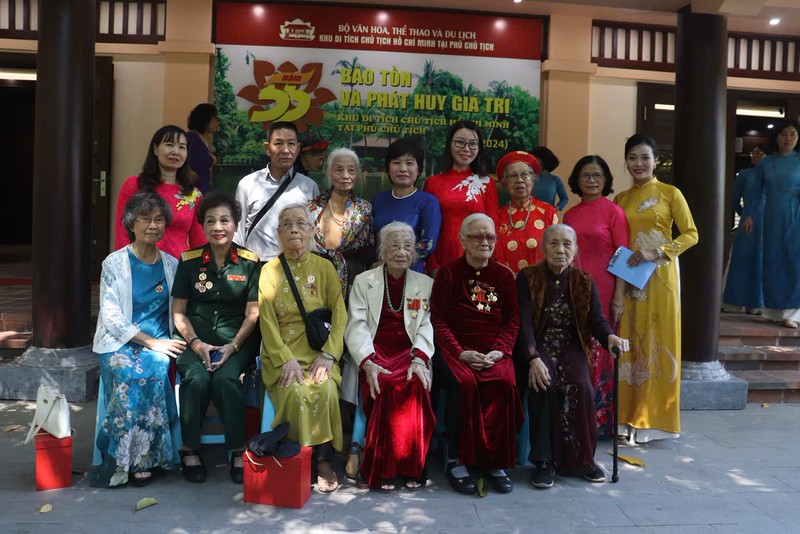 Bà Tạ Quế Anh chụp ảnh cùng những người bạn tại khu di tích Chủ tịch Hồ Chí Minh năm 2024. Ảnh: Anh 1.jpeg