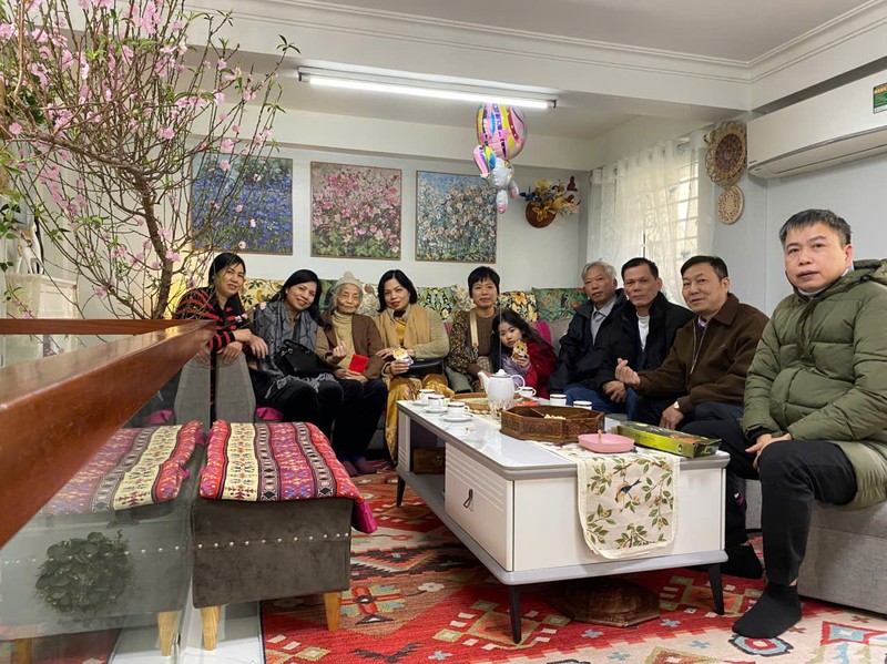 Bà Tạ Quế Anh chụp ảnh cùng các con cháu, người thân trong gia đình dịp Tết Ất Tỵ. Ảnh: NVCC. Anh 1.jpeg