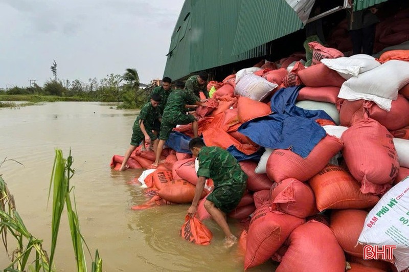 Tại thôn Kẻ Lạt, xã Cổ Đạm, Hà Tĩnh, một kho lúa chứa 500 tấn bị ngập nước 50 tấn. Ảnh: Báo Hà Tĩnh. Anh 1.jpg