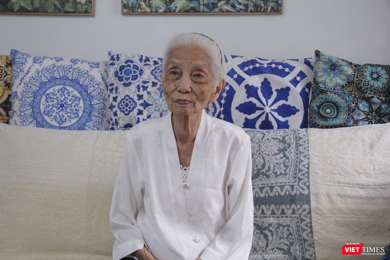 Bà Quế Anh kể khi được đứng dưới lá cờ đỏ sao vàng, chứng kiến Quân đội ta hiên ngang bước qua khán đài lớn tại Quảng trường Ba Đình, trong lòng trào dâng niềm xúc động và tự hào vô bờ. Ảnh: Q.A. VT - anh 2.JPG