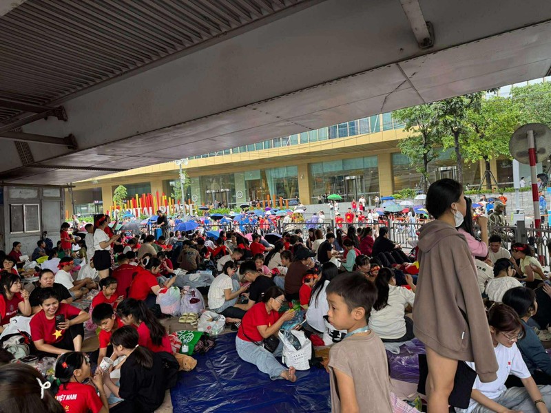 Người dân đến khu vực Liễu Giai để chờ xem màn sơ duyệt diễu binh tối 27/8. Ảnh: N.D. Anh 1.jpg