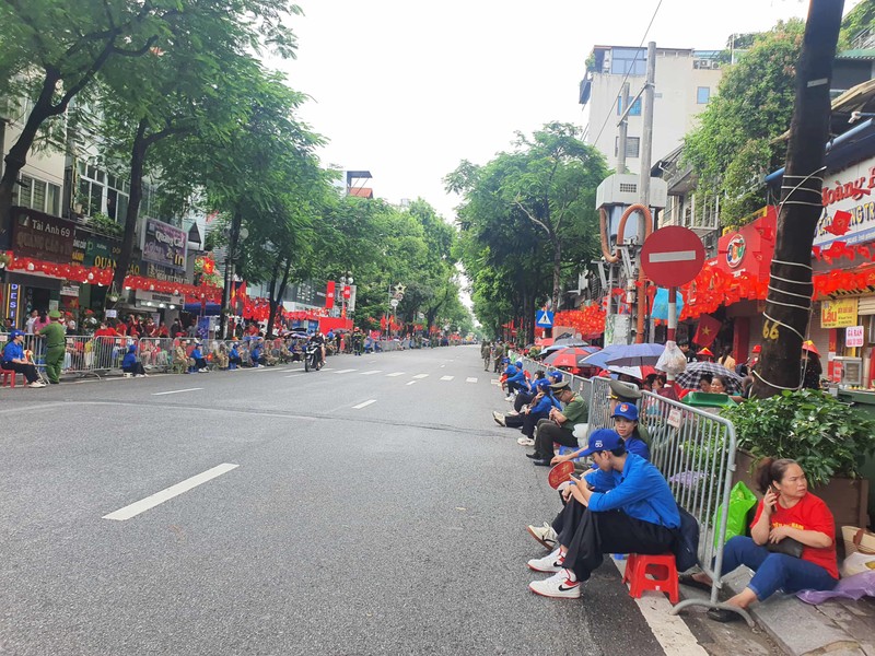 Đường phố Hà Nội những ngày cuối tháng 8 rợp cờ đỏ. Anh 1.jpeg