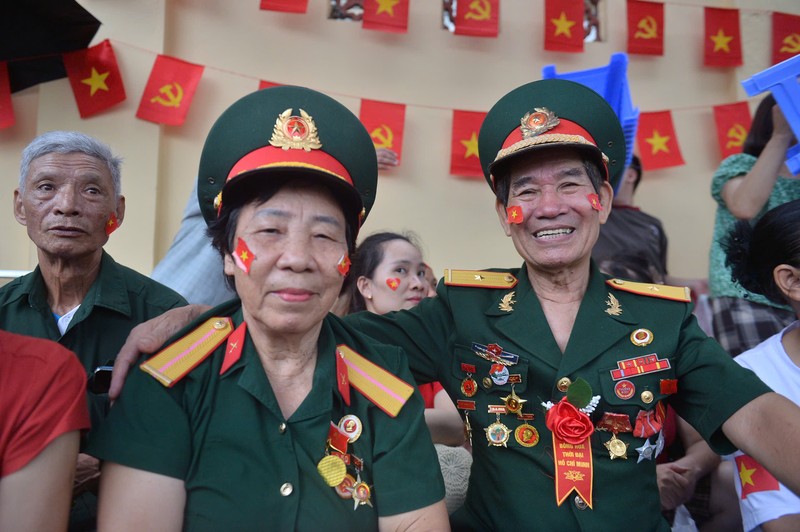 Ông Trần Đức Hậu cùng vợ đi xem tập luyện diễu binh. Anh 1.jpeg