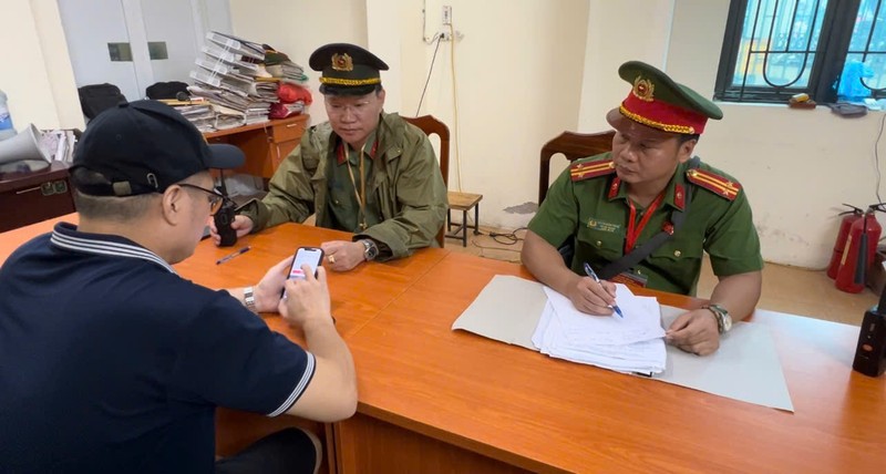 Người đàn ông "xếp ghế giữ chỗ" xem diễu binh làm việc tại công an. Ảnh: Công an Hà Nội. Anh 1.jpg