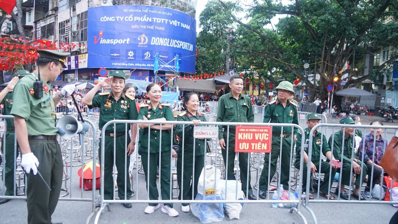 Ban tổ chức dành nhiều vị trí thuận lợi cho các cựu chiến binh, người có công. att.39dyAbxRnosoJKlpgra4GHwB7N41edCCEeBcHpz9rso.jpeg