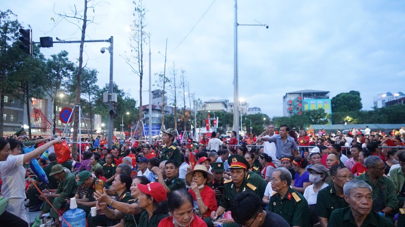 Rất đông người dân có mặt tại trung tâm Hà Nội chờ xem diễu binh. att.MqUldijCa19qNgRUk_rwMIXTcILmUU2DNyahemO04nQ.jpeg