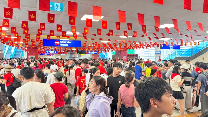 Hai tuyến tàu điện Cát Linh – Hà Đông và Nhổn – ga Hà Nội đông kín hành khách sau chương trình tổng duyệt. Người dân tranh thủ sử dụng phương tiện công cộng để di chuyển, tạo nên khung cảnh nhộn nhịp giữa lòng Thủ đô. Anh 1.jpeg