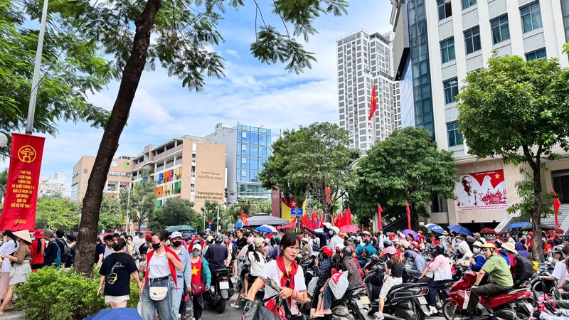 Ngay sau khi chương trình tổng duyệt Lễ diễu binh, diễu hành kỷ niệm 80 năm Cách mạng Tháng Tám và Quốc khánh 2/9 kết thúc, nhiều tuyến đường quanh khu vực Ba Đình trở nên ùn tắc. Người dân nhanh chóng di chuyển về các điểm giao thông công cộng để trở về nhà sau một ngày hội đầy cảm xúc. Anh 1.jpeg