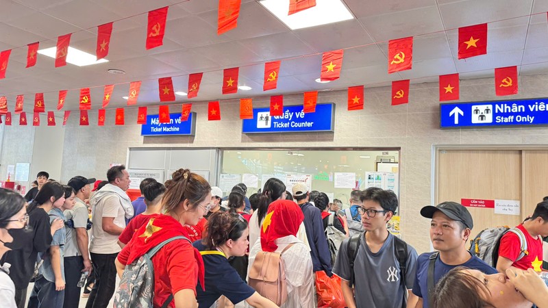 Tại khu vực quầy vé, hàng dài người dân kiên nhẫn xếp hàng chờ đến lượt mua vé. Anh 1.jpeg