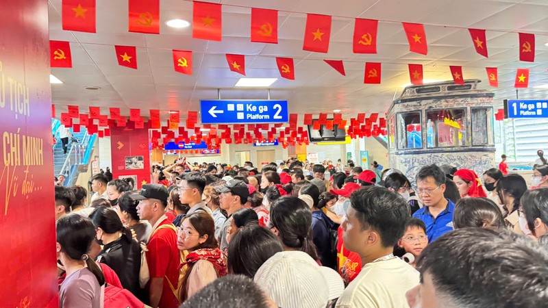 Khu vực giữa nhà ga đông nghẹt người, không còn khoảng trống. Dòng người chen chân di chuyển khiến không khí trở nên ngột ngạt, nóng bức nhưng ai nấy vẫn kiên nhẫn chờ đợi trong tinh thần hào hứng sau sự kiện tổng duyệt. Anh 1.jpeg