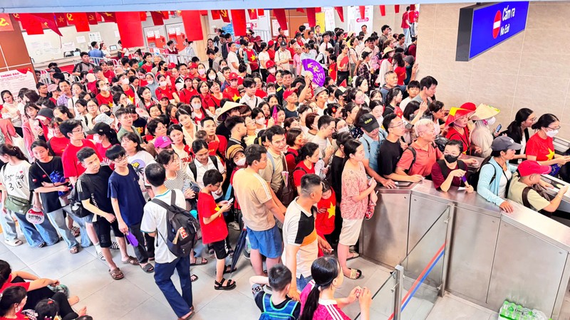 Đại diện Hanoi Metro cho biết sản lượng hành khách trong ngày khá cao, tuy nhiên đơn vị hiện chưa thống kê cụ thể số lượng hành khách ngày 30/8. Anh 1.jpeg