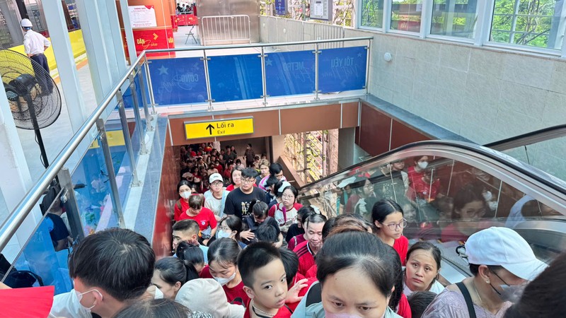 Nhằm đáp ứng nhu cầu đi lại tăng cao trong dịp nghỉ lễ Quốc khánh 2/9, Hanoi Metro miễn phí vé đi tàu cho hành khách di chuyển tại tất cả các ga ở cả hai tuyến Cát Linh-Hà Đông và Nhổn-ga Hà Nội trong 4 ngày (từ 0h ngày 30/8 đến 24h ngày 2/9). Anh 1.jpeg