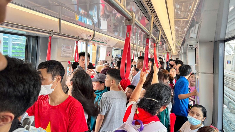 Trên tàu hành khách cũng đứng kín lối. Anh 1.jpeg