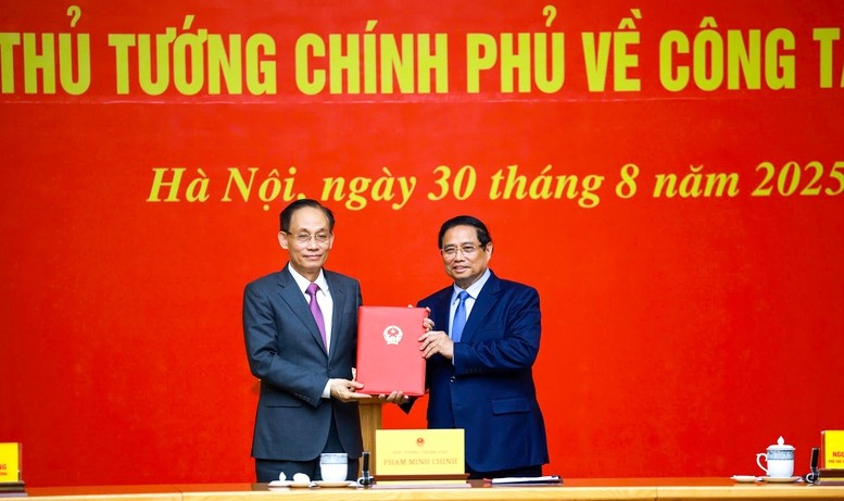 Thủ tướng Phạm Minh Chính trao quyết định cho ông Lê Hoài Trung. Ảnh: VGP. Anh 1.jpg