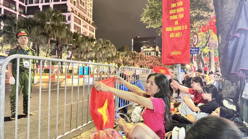 Khi xe chở các chiến sĩ lướt qua phố Liễu Giai, người dân lại bật dậy cổ vũ. att.xQ5jqWpnYWhyCQnpzyFQDaTvHRPs2WlMCp04gMJ-CEI.jpeg