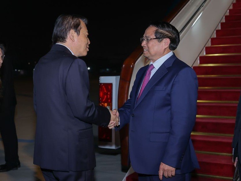 Đón Thủ tướng Phạm Minh Chính và Đoàn đại biểu Việt Nam tại sân bay có Bộ trưởng Bộ Giao thông vận tải Trung Quốc Lưu Vĩ; Chủ nhiệm Ủy ban Thường vụ Nhân đại thành phố Thiên Tân Dụ Vân Lâm... Ảnh: VGP Anh 1.jpg