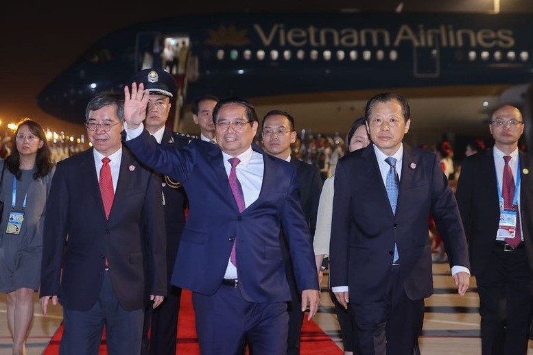 Thủ tướng Phạm Minh Chính và Đoàn đại biểu Việt Nam tới sân bay Tân Hải, thành phố Thiên Tân. Ảnh: VGP. Anh 1.jpg