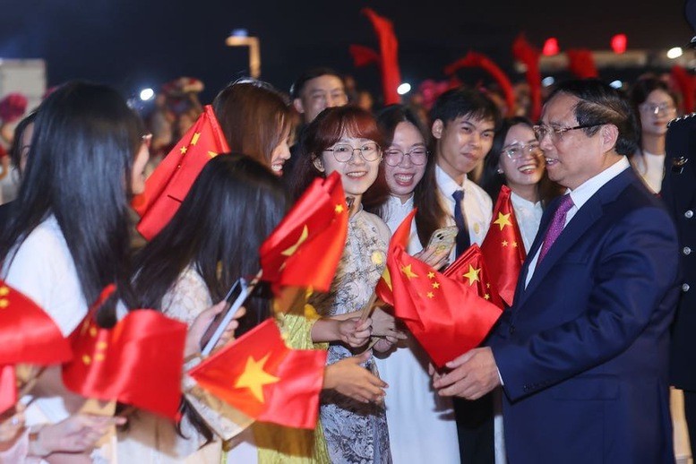 Cán bộ, nhân viên Đại sứ quán Việt Nam tại Trung Quốc và đại diện cộng đồng người Việt Nam tại Trung Quốc vui mừng chào đón Thủ tướng. Ảnh: VGP. Anh 1.jpg