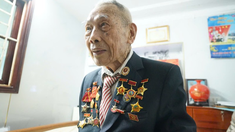 Cụ Lê Bình năm nay 98 tuổi. Anh 1.jpeg