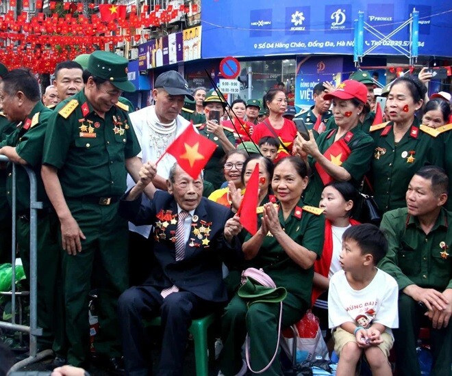 Cụ Lê Bình được con cháu đưa đi xem tổng duyệt diễu binh ngày 30/8. Ảnh: NVCC. Anh 1.jpg