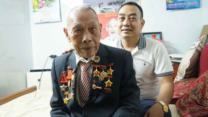 Cụ Lê Bình bên con trai Lê Thanh Hà. Anh 1.jpeg
